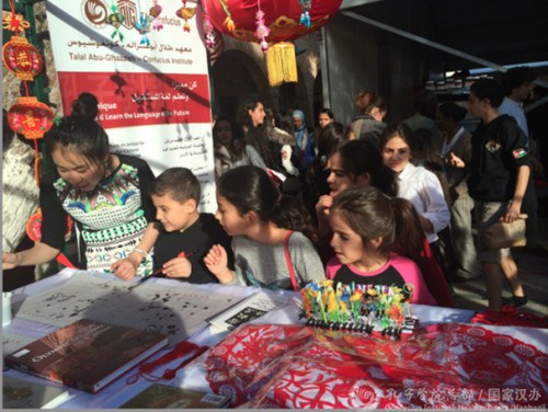 小朋友們被中國書法的魅力所吸引