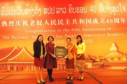 雷麗芳副校長代表學校向總領(lǐng)館贈送禮品并與總領(lǐng)事合影留念