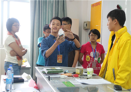 學(xué)生在準(zhǔn)備情景劇