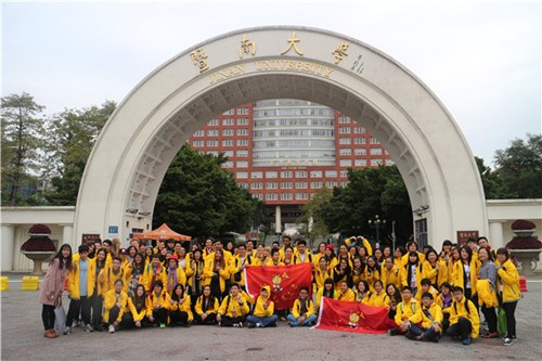 營員們在暨南大學(xué)校門合影