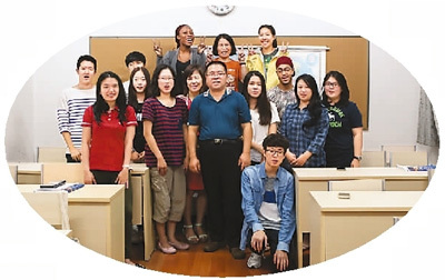 圖為黃勇和他的學生在一起(張玉君