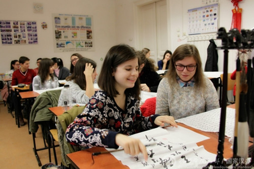 學(xué)生正在感受獨(dú)特的中國(guó)書法