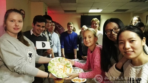 志愿者教師與學(xué)生成果合影