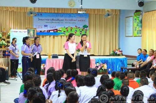 曼松德孔院教師與孩子們親切互動