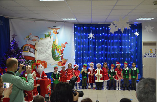 孩子們表演《小兔子乖乖》