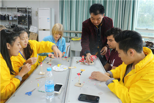 老師指導(dǎo)營員泥塑的技巧