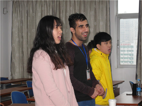 營員和志愿者在認真學唱《游子吟》