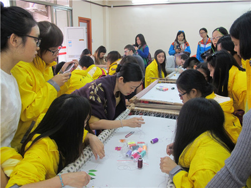 營員們親自體驗刺繡