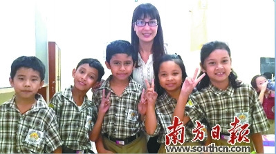 李麗霞與學(xué)生們?cè)谝黄稹?/