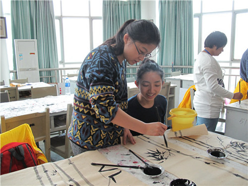 王老師在指導(dǎo)小營(yíng)員畫(huà)竹葉