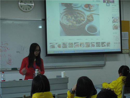 營員在展示馬來西亞的美食