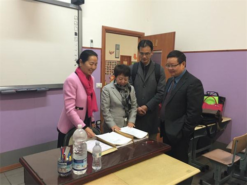 專家領(lǐng)導(dǎo)們?cè)诳记罢J(rèn)真準(zhǔn)備