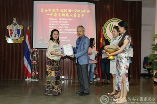 李召龍局長頒發(fā)“全勤獎(jiǎng)”