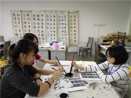 營(yíng)員們沉浸在書法中