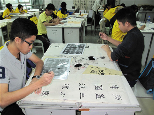 營員們認真地學習書法