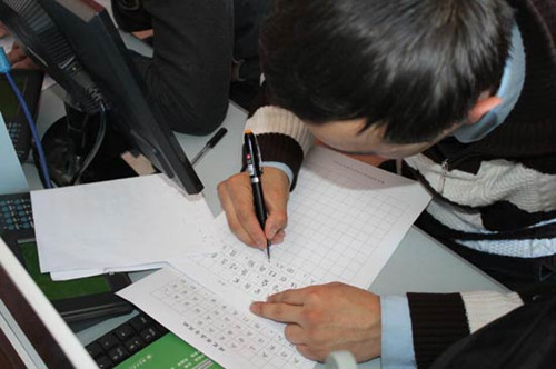 參賽選手正在認(rèn)真書寫