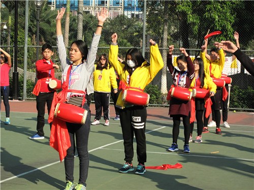 營(yíng)員們練習(xí)腰鼓動(dòng)作