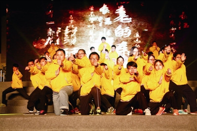 閉幕儀式上營(yíng)員們傾情演出。