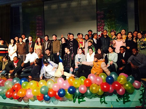 佛羅倫薩中文學(xué)校校長潘世立一行與浙江師范大學(xué)國際文化與教育學(xué)院領(lǐng)導(dǎo)和師生一道參加迎新年晚會。