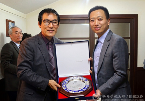 梁東炫局長頒發(fā)感謝杯