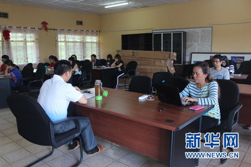 1月7日,全體教師一起學習孔子學院大會精神。