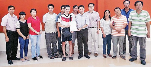 胡棟強(qiáng)(右6)與受惠者合影。