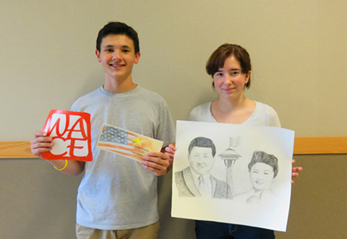 天際高中學(xué)生手持素描肖像畫(huà)