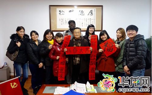 校黨委書記陳流汀與留學(xué)生、老師合影