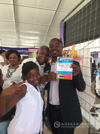 當(dāng)?shù)孛癖婇営[雙語詞典