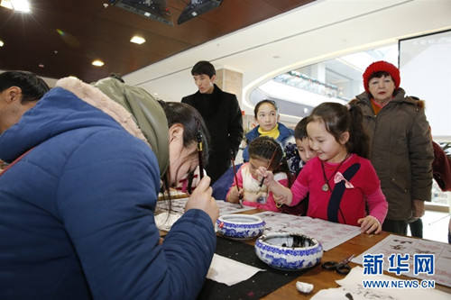 1月19日幾名吉爾吉斯斯坦孩子在比什凱克人文大學(xué)孔子學(xué)院迎春節(jié)系列活動中學(xué)寫毛筆字。新華網(wǎng)發(fā)(羅曼攝)