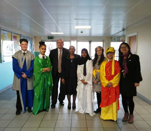 英國教育大臣顧問John-Bald先生訪問金斯福德社區(qū)學(xué)??鬃诱n堂