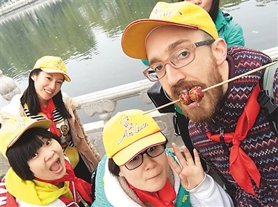 圖為霍邁克與通州區(qū)馬駒橋中心小學(xué)孩子在一起