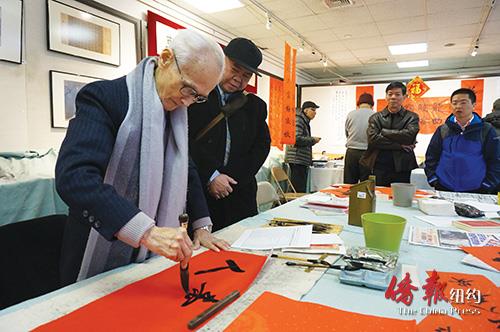 書法家陳先生為參與民眾寫春聯(lián)。(僑報(bào)記者陳辰攝)