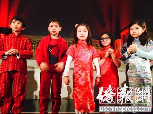 小朋友身著春節(jié)喜慶服飾賀新年。(美國《僑報》/陳辰