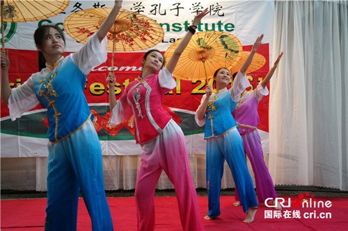 孔子學(xué)院中方教師帶來的紙傘舞《荷塘月色》溫婉動(dòng)人。攝影:張威偉