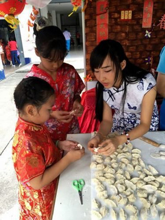 肖老師在指導(dǎo)學(xué)生包水餃