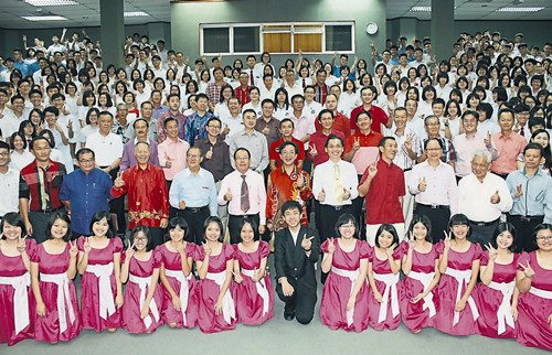 黃惠康(左六)與鑾中高三的學(xué)生交流。