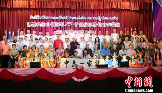 編隊官兵與學(xué)校師生代表合影。曾行賤