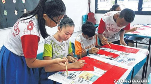 學(xué)寫(xiě)對(duì)聯(lián),一點(diǎn)也不馬虎。