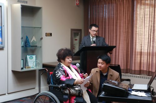 著名畫家秦百蘭在孔子學院介紹中國畫(美國《僑報》/詩喬