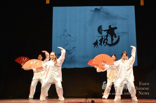 孔子學(xué)院老師表演太極扇