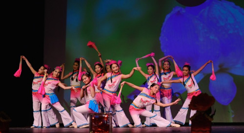 希望中校春晚上,學(xué)生表演舞蹈。(圖:希望中校提供)