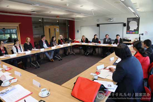 與會(huì)代表進(jìn)行討論