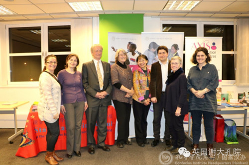 謝菲爾德大學(xué)孔子學(xué)院青少年部負(fù)責(zé)人胡新群博士(左五)獲獎后與評委們合影留念