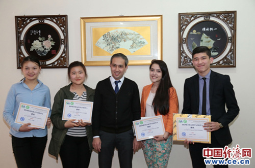 加索爾與其獲獎學生合影。中國經濟網記者