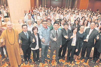 張盛聞為一年一度的華文教學研習營主持開幕禮,