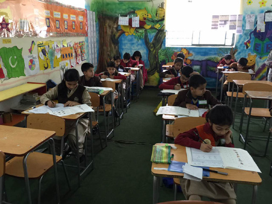 考試過程中學(xué)生認(rèn)真答題