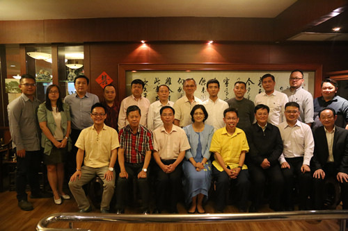 代表團(tuán)一行拜訪當(dāng)?shù)貎S團(tuán)僑社。