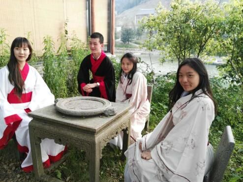 營員們穿上漢服,感受中國傳統(tǒng)文化氣息