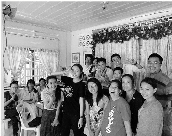 黑衣女孩就是周雨(前排左二)